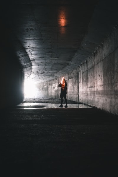 女人在红衫军走在隧道
